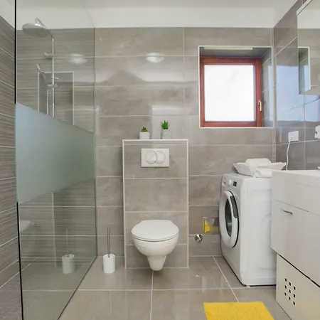 Danijela * Brodarica (Sibenik-Knin)