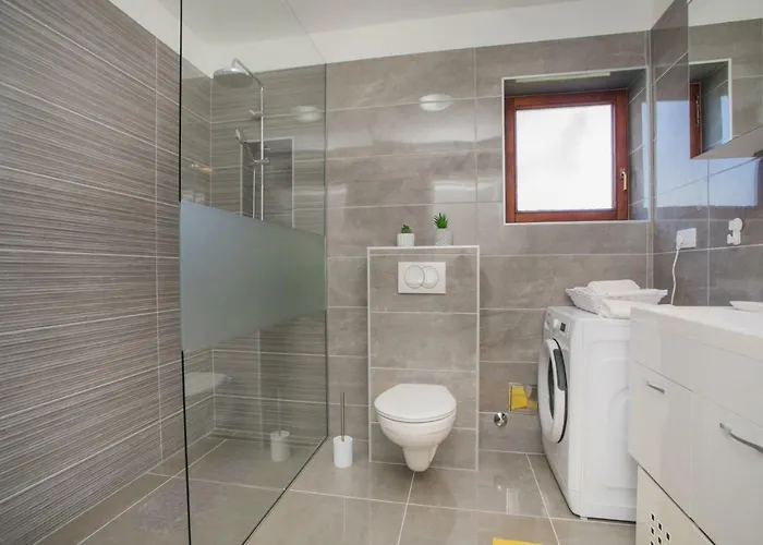 Danijela * Brodarica (Sibenik-Knin)