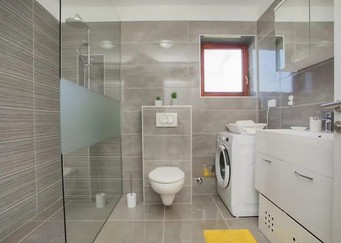 Danijela * Brodarica (Sibenik-Knin)