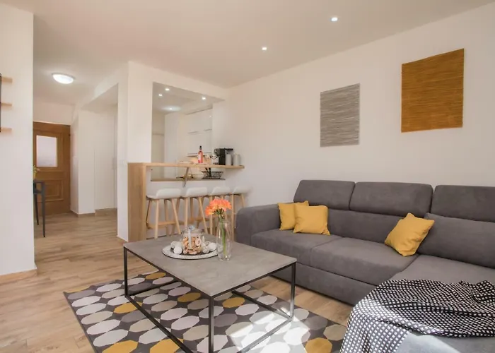 Danijela * Brodarica (Sibenik-Knin)